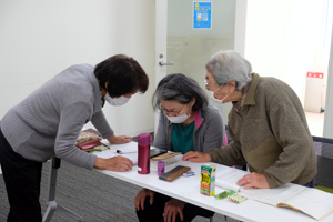 富田番茶川柳会 句会の様子3