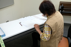 富田番茶川柳会 句会の様子4